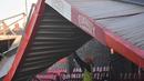 Pekerja memeriksa atap stadion Turners Cross usai diterjang badai Ophelia di kota Cork, Irlandia (17/10). Badai yang pernah menerjang Samudra Atlantik pada 1939 ini menghantam pantai Irlandia yang mengakibatkan kerusakan. (AFP Photo/Ben Stansall)