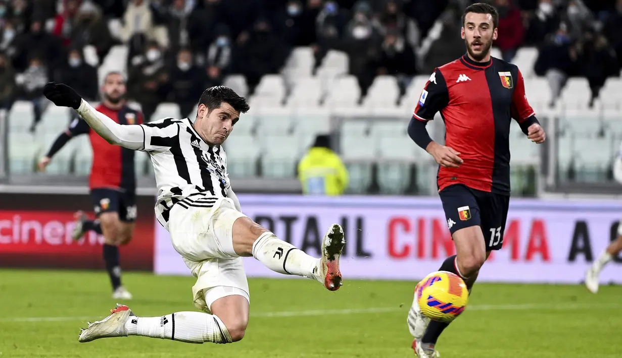 Pemain Juventus Alvaro Morata meraih bola saat melawan Genoa pada pertandingan Serie A Liga Italia di Stadion Turin Allianz, Italia, 5 Desember 2021. Juventus menang 2-0. (Marco Alpozzi/LaPresse via AP)