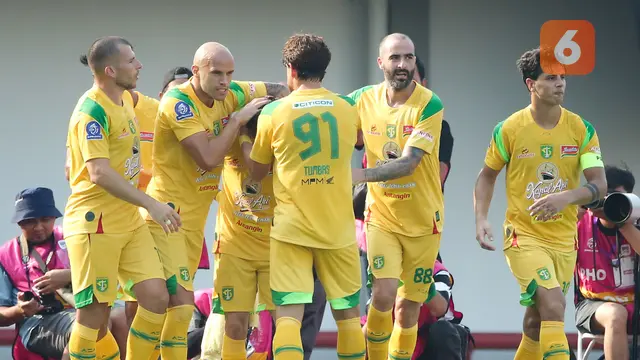 Foto: Persita Kembali Telan Pil Pahit, Persebaya Raih Kemenangan Perdana di BRI Super League