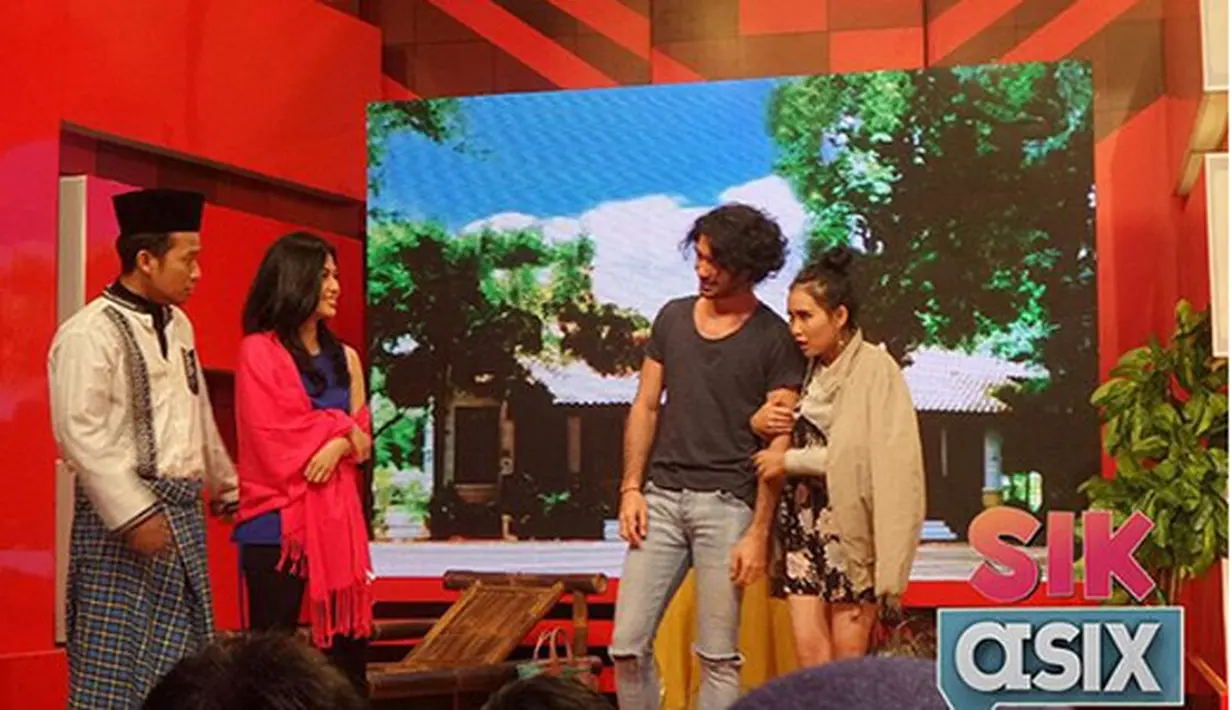 Potret keceriaan pelantun lagu Sambalado begitu terlihat saat berfoto bersama aktor ganteng Reza Rahadian. Aktor asal Bogor tersebut menjadi bintang tamu dalam acara yang dibawakan oleh Ayu Ting Ting. (Instagram/officialmnctv)