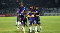 PSIS merayakan gol ke gawang Persela di Stadion Moch. Soebroto, Magelang, Senin (7/5/2018). (Bola.com/Ronald Seger Prabowo)