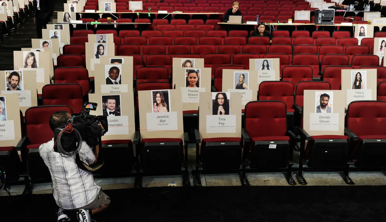 Kameramen mengambil gambar tempat duduk disertai foto para selebriti dan tamu untuk perhelatan akbar Emmy Awards 2018 di Teater Microsoft, Los Angeles, Kamis (13/9). Emmy Awards ke-70 akan digelar 17 September mendatang. (Chris Pizzello/Invision/AP)