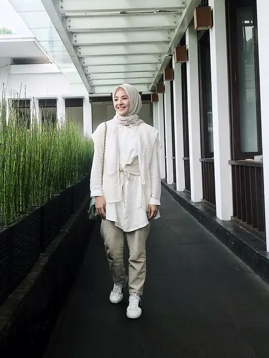 Bukan sekedar bercerita, namun Natasha juga menuliskan pesan positif yang ditujukan kepada para perempuan yang berencana menikah muda. Menurutnya, pernikahan bukan lah momok yang harus ditakuti. (Instagram/natasharizkynew)