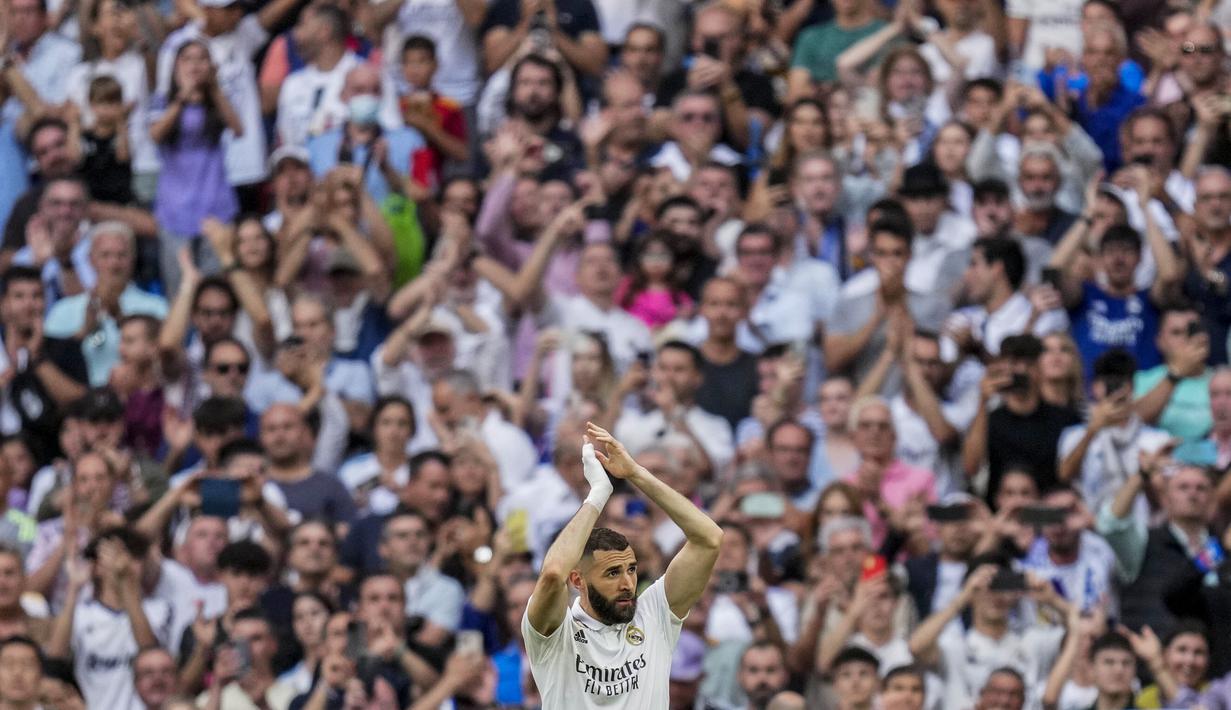 Selama membela Madrid dalam kurun waktu 2009-2023, Benzema sukses mencatatkan 439 penampilan dan torehan 238 gol. Sederet gelar pun dipersembahkan bagi El Real antara lain 4 titel La Liga, 5 gelar Liga Champions, dan 3 trofi Piala Raja Spanyol. Puncak kariernya tentu saja ketika memenangkan Ballon D'Or tahun lalu. (AP Photo/Bernat Armangue)