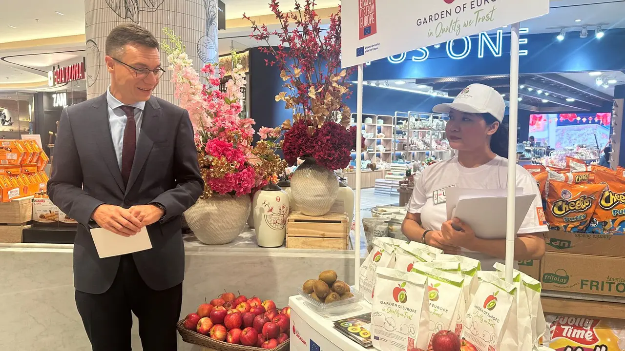 Duta Besar Polandia untuk Indonesia Maciej Tumulec dalam acara promosi apel Polandia yang diusung lewat program "Garden of Europe" di salah satu supermarket di Jakarta, Kamis (6/2/2025). (Liputan6.com/Benedikta Miranti)