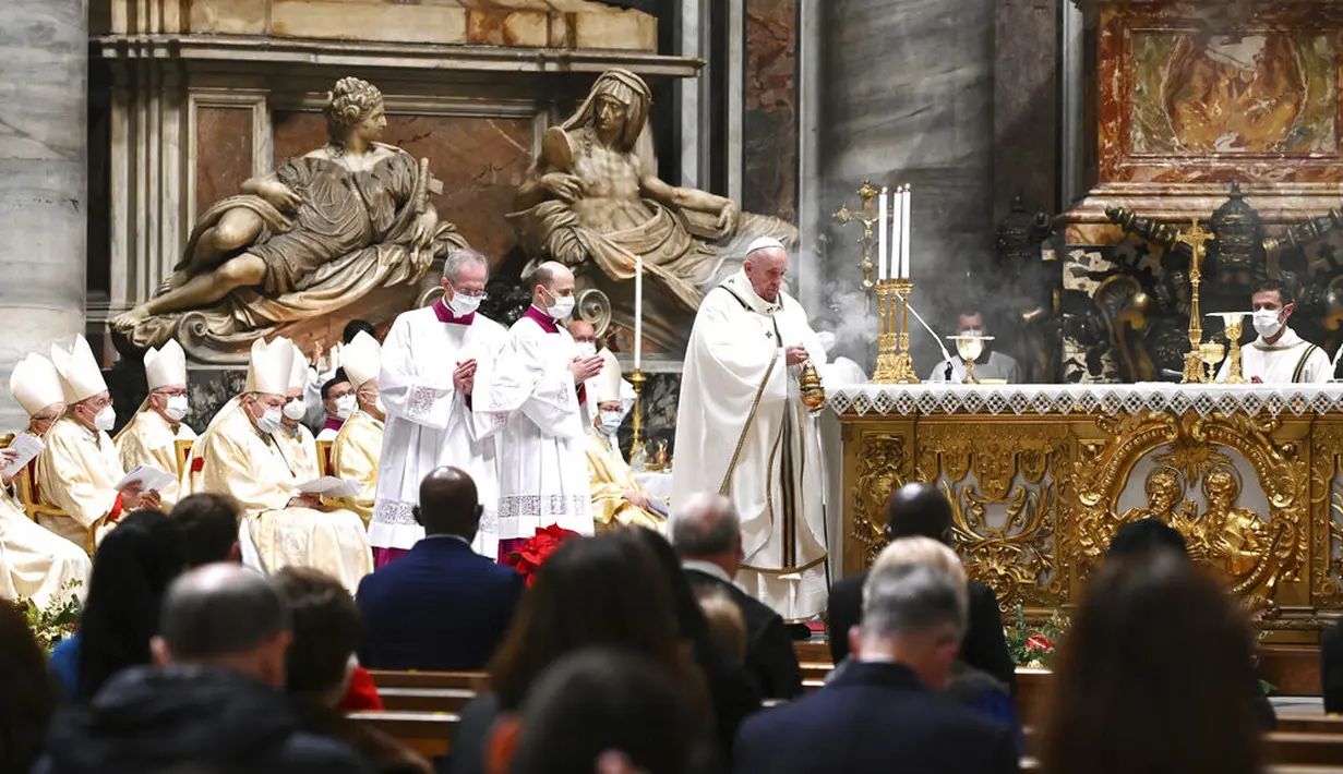 Paus Fransiskus merayakan misa pada malam Natal di Basilika Santo Petrus, Vatikan, Kamis (24/12/2020). Natal tahun ini dirayakan oleh umat Kristiani dunia di tengah pandemi COVID-19. (Vincenzo Pinto/Pool Photo via AP)