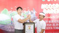 Bupati Purwakarta&nbsp;Saepul Bahri Binzein mendapat&nbsp;Museum Rekor Indonesia (MURI). (Liputan6.com/ Dok Ist)