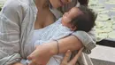 Pada awalnya, Estelle Linden sempat takut untuk mencium buah hatinya. Namun setelah mengetahui bahwa mencium bayi itu sehat untuk ibunya, ia pun tidak takut lagi. Apalagi mencium buah hati dapat meningkatkan hormon oxytoxin ibu. (Liputan6.com/IG/@estelleelinden)