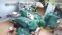Video perkelahian petugas di ruang operasi. (Screengrab/Shanghaiist)
