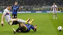 Bek Inter Milan Stefan de Vrij berebut bola melawan penyerang Barcelona Robert Lewandowski pada matchday ketiga Grup C Liga Champions 2022/2023 di Giuseppe Meazaa, Rabu dini hari WIB (5/10/2022). Kemenangan penting ini membuat posisi Inter Milan naik ke urutan 2 klasemen sementara Grup C dengan raihan 6 poin dari 3 laga. (AP Photo/Antonio Calanni)