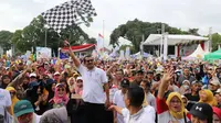 Wabup Garut Helmi Budiman di antara kerumunan ribuan massa peserta jalan sehat dalam puncak perayaan hari jadi Garut ke 210 tahun 2023 di lapangan Otista, Alun-alun Garut. (Liputan6.com/Jayadi Supriadin)