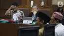 Terdakwa dugaan suap jual-beli jabatan di lingkungan Kemenag, M Romahurmuziy (kiri) menyimak keterangan saksi saat sidang lanjutan di Pengadilan Tipikor, Jakarta, Rabu (16/10/2019). Sidang mendengar keterangan saksi-saksi. (Liputan6.com/Helmi Fithriansyah)