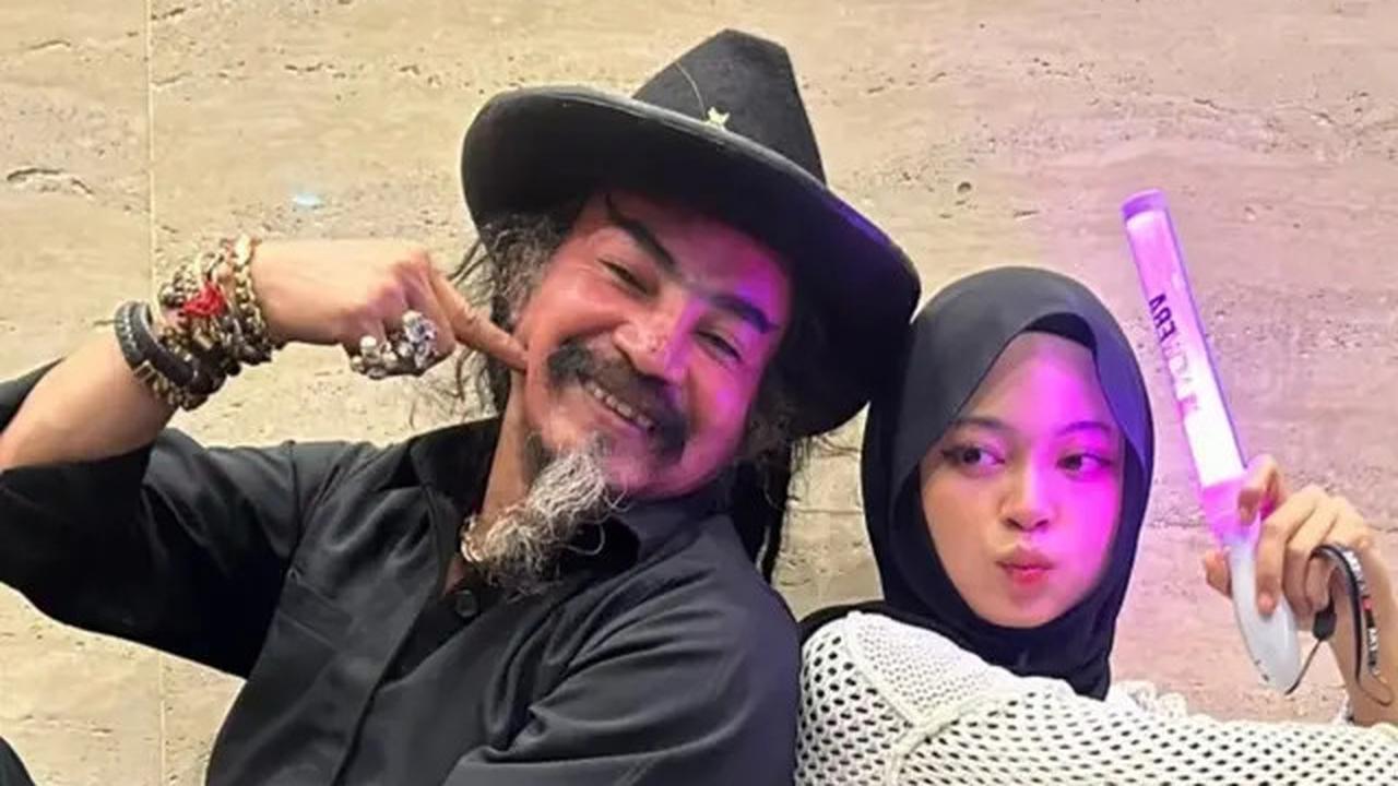 7 Potret Limbad dan Anak Kompak Nonton Konser JKT48, Girang Jadi Wota