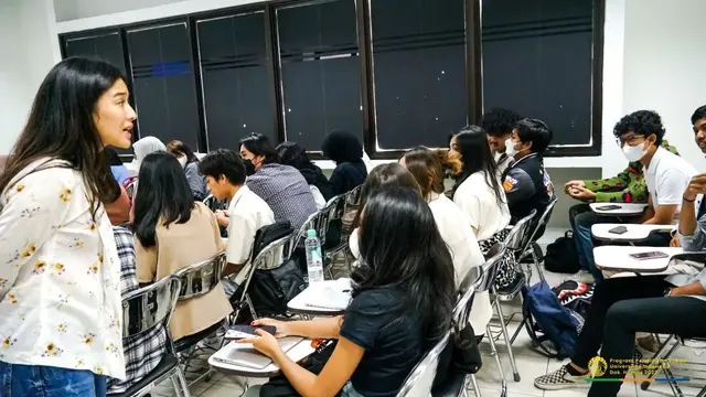 5 Potret Dian Sastro Berbagi Pengetahuan di Kampus UI, Bakal Jadi Dosen Idola