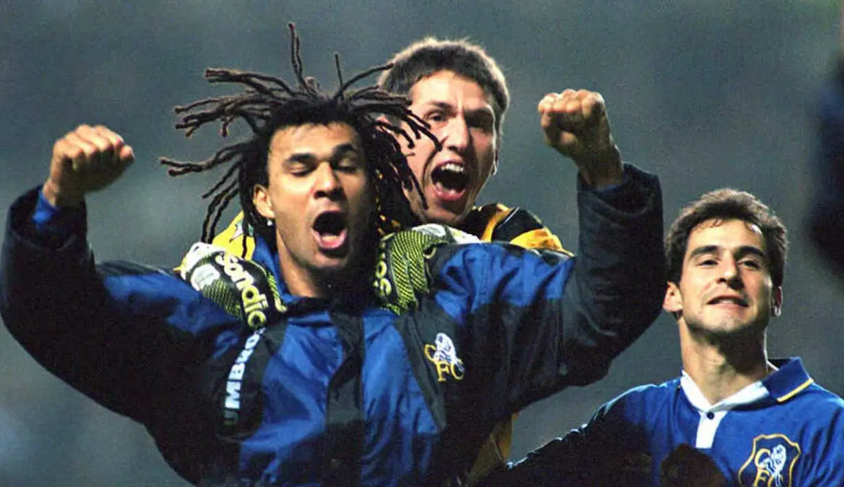 Rudd Gullit (kiri) melakukan selebrasi usai mencetak gol ke gawang Newcastle pada Piala FA di Newcastle, 17 Januari 1996. Saat ini, Ruud Gullit sedang menganggur sehingga punya peluang menjadi pelatih Timnas Indonesia. (JOHN GILES/AFP)