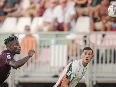Pemain Venezia, Jay Idzes, berebut bola dengan pemain Torino, Duvan Zapata pada laga pekan ketiga Serie A 2024/2025 di Stadion Pier Luigi Penzo, Sabtu (31/8/2024). (Marco Alpozzi/LaPresse via AP)