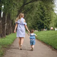 walking with kid/copyright freepik/senivpetro