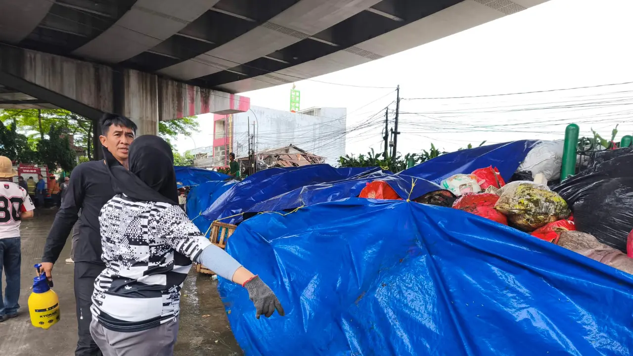 Tumpukan sampah di Kota Tangerang Selatan (Tangsel), Banten ditutup dengan terpal.