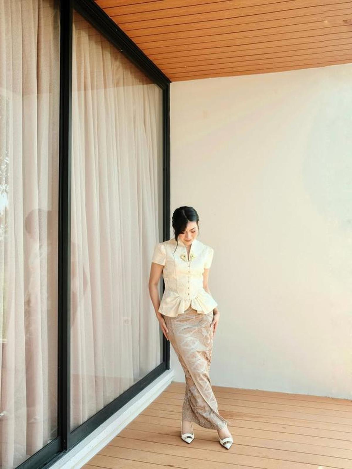 Model Kebaya Peplum Inka Andestha saat Hadiri Wisuda Pratama Arhan, Cantik Memesona
