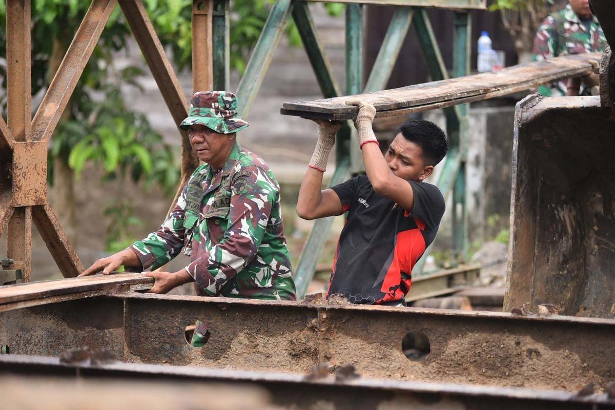 FOTO: Prajurit TNI AD Bahu Membahu Pasang Jembatan Bailey di Bireuen