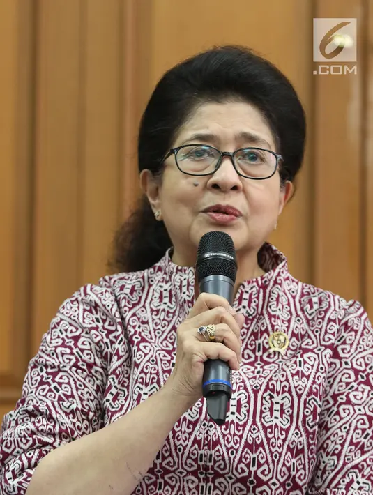 Menkes Nila F Moeloek saat jumpa pers terkait bajakah di Kemenkes, Jakarta, Senin (26/8/2019). Menkes memgapresiasi penelitian ketiganya dan siap mengawal serta membantu penelitian lebih lanjut. (Liputan6.com/Herman Zakharia)