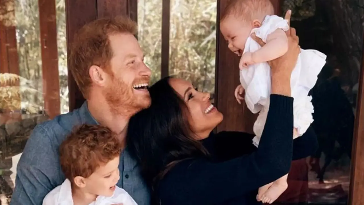 FOTO: Pangeran Harry dan Meghan Markle Perlihatkan Wajah Lilibet Diana kepada Dunia