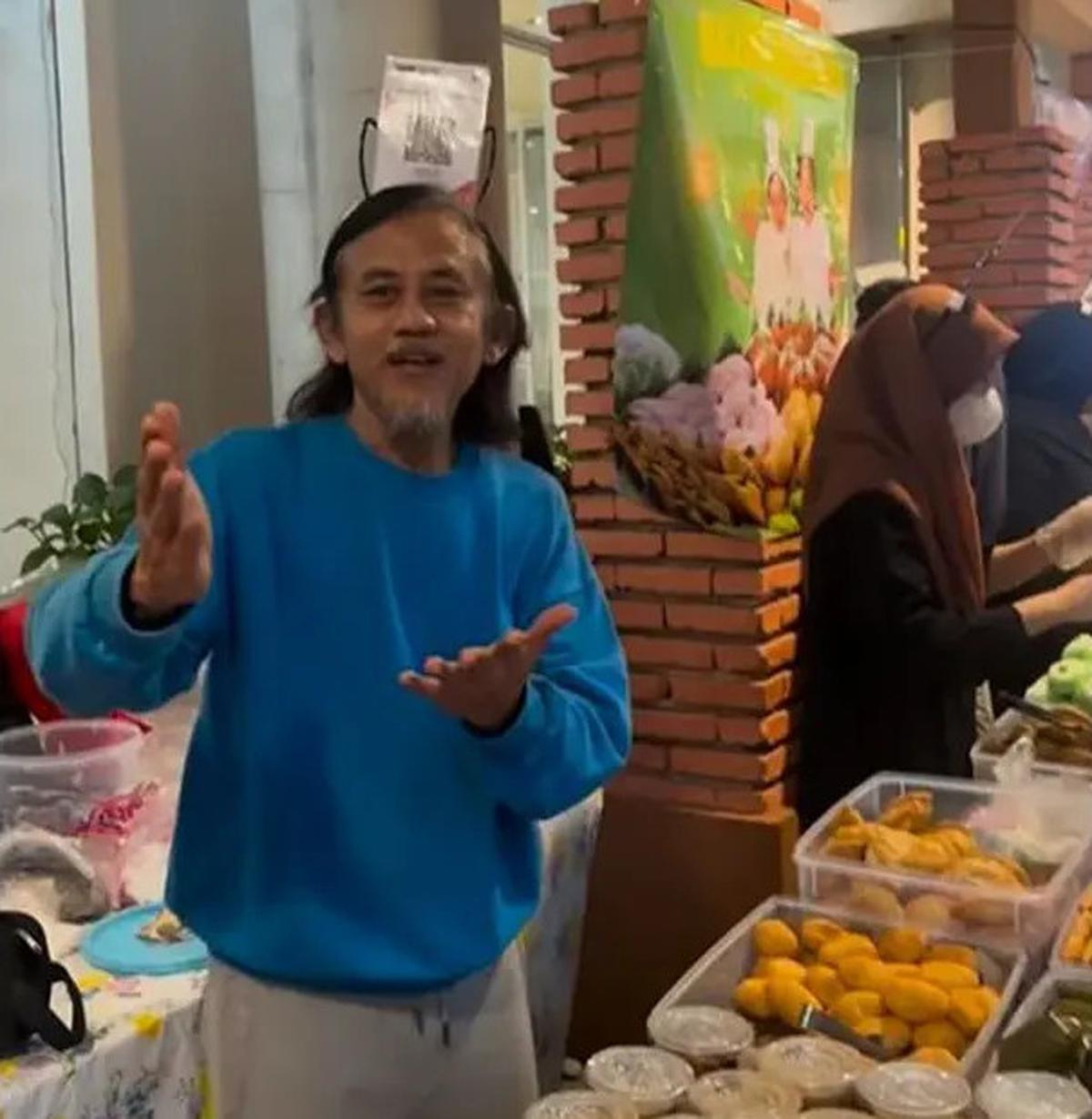 6 Potret Epy Kusnandar dan Istri Jual Takjil di Bazar Ramadhan, Raup Jutaan Rupiah