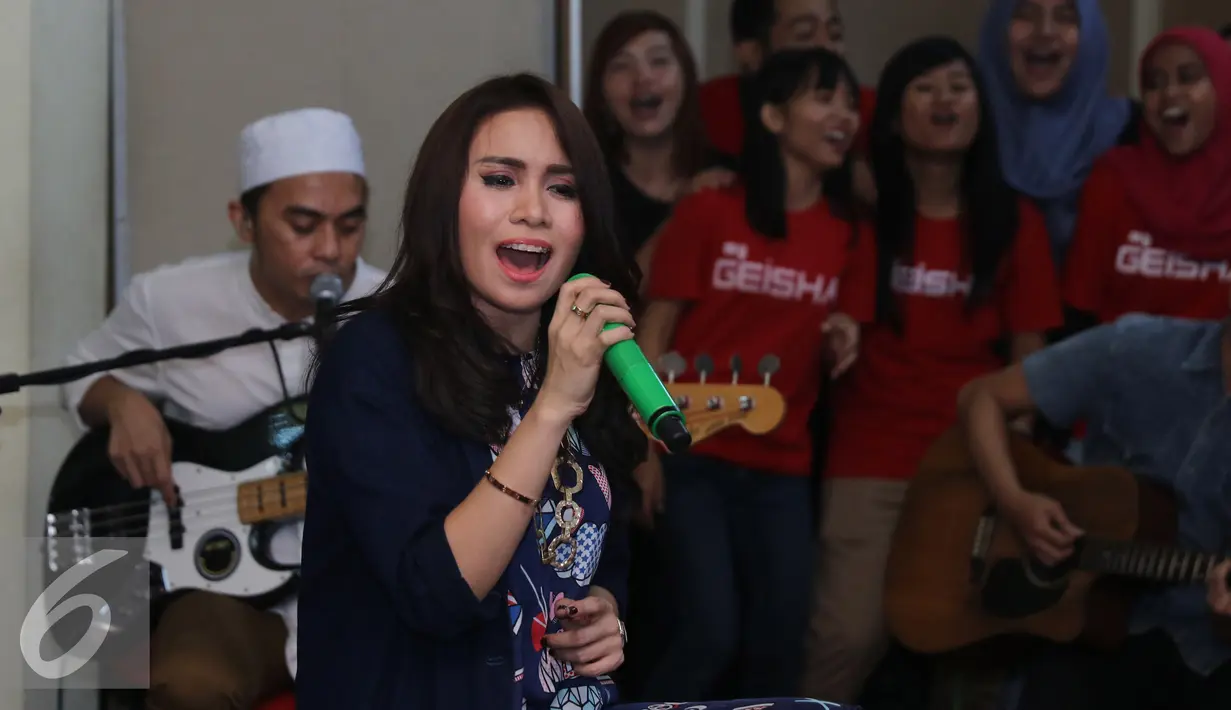 Band Geisha menghibur penggemarnya usai membagikan takjil ke pengendara yang melintas di kawasan Perdatam, Jakarta, Rabu (22/6). (Liputan6.com/Herman Zakharia)