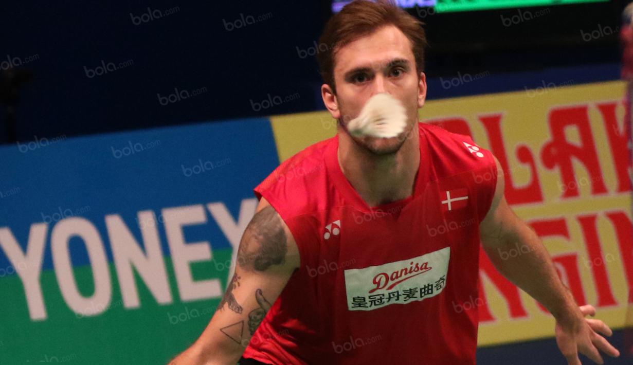 Jan O Jorgensen melihat kok yang melayang didepannya saat melawan Lee Chong Wei pada final tunggal putra BCA Indonesia Open 2016 di Istora Gelora Bung Karno, Senayan, Jakarta, Minggu (5/6/2016). (Bola.com/Nicklas Hanoatubun)