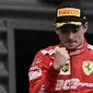 Charles Leclerc pernah meraih kemenangan di Formula 1 GP Belgia pada tahun 2019. Kemenangan tersebut cukup spesial karena ia baru melakoni musim perdananya bersama Ferrari. Meski begitu, perayaan kemenangannya terasa sedikit berbeda. Sebab, di saat bersamaan, dunia balap sedang kehilangan Anthoine Hubert. (AFP/Kenzo Tribouillard)