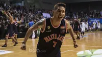 Pebasket Pelita Jaya, Daniel Wenas, merayakan gelar juara IBL 2017 usai menaklukkan Satria Muda 72-62 di GOR Britama Arena, Jakarta, Minggu (7/5/2017). PJ menang 2-1 atas Satria Muda. (Bola.com/Vitalis Yogi Trisna)