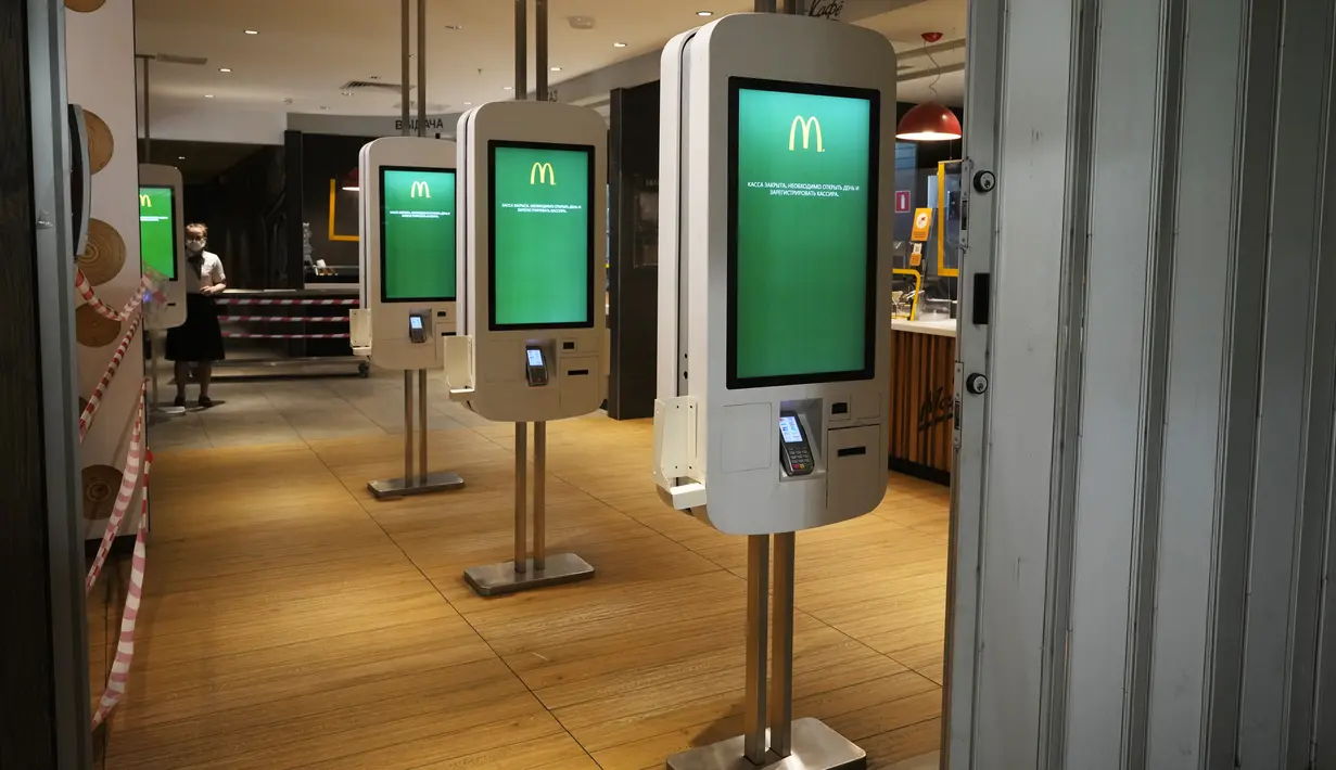 Pemandangan restoran McDonald's yang kosong ditutup untuk pengunjung di St. Petersburg, Rusia, Selasa (15/3/2022). Penutupan ini dilakukan pihak McDonald's sebagai sikap atas invasi Rusia ke Ukraina yang berlangsung dari 24 Februari 2022 lalu. (AP Photo)