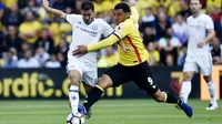 Hazard berduel dengan pemain Watford Deeney (Reuters)