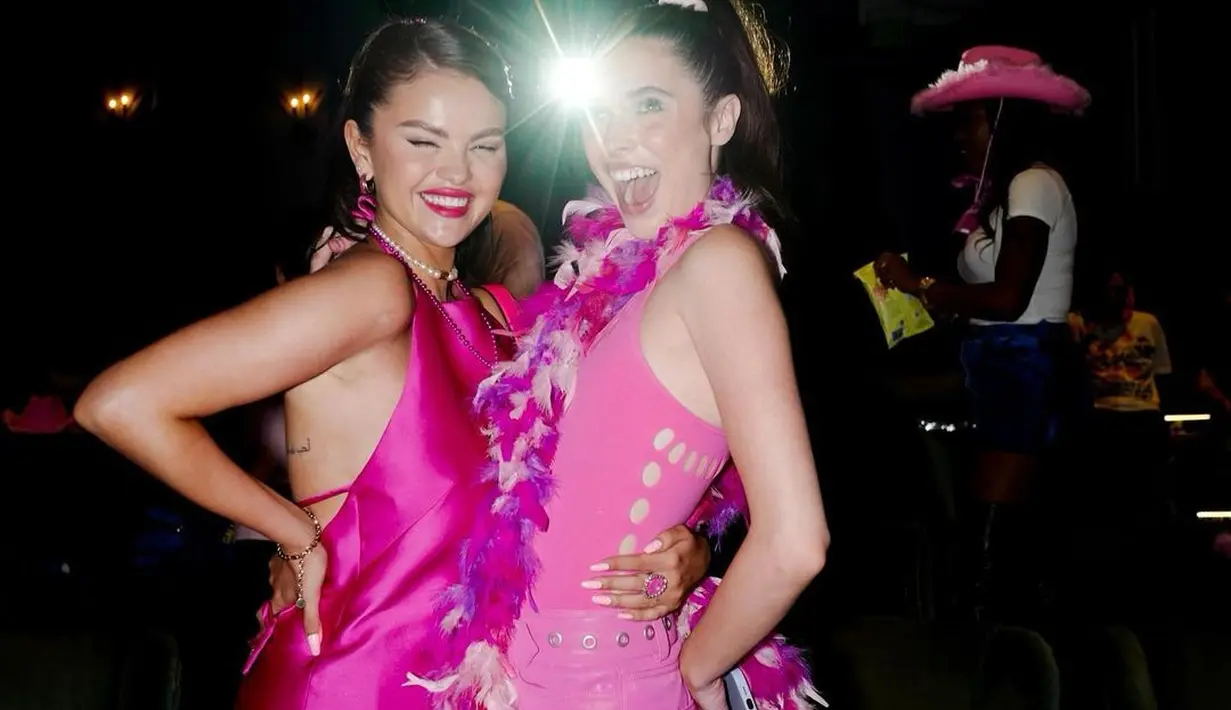 Selena Gomez pun memilih gaun mini tanpa lengan berwarna pink, tas bahu, dan topi koboi berbulu.  [Foto: IG/selenagomez].