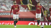 Reaksi pemain Manchester United Bruno Fernandes setelah gol Manchester City pada pertandingan semifinal Piala Liga Inggris di Old Trafford, Manchester, Inggris, Rabu (6/1/2021). Manchester City melaju ke final Piala Liga Inggris usai mengalahkan MU 2-0. (Peter Powell/Pool via AP)