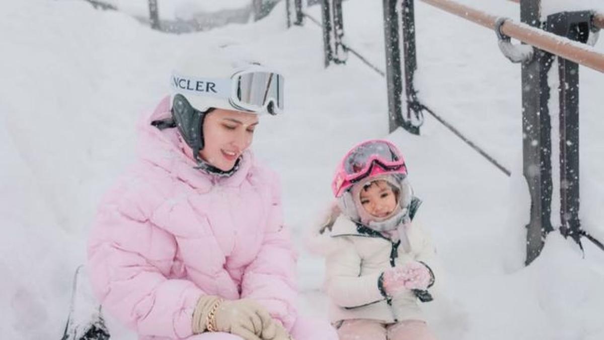 9 Potret Kehangatan Shandy Aulia Bersama Claire Main Salju di Jepang, Ibu dan Anak Kompak