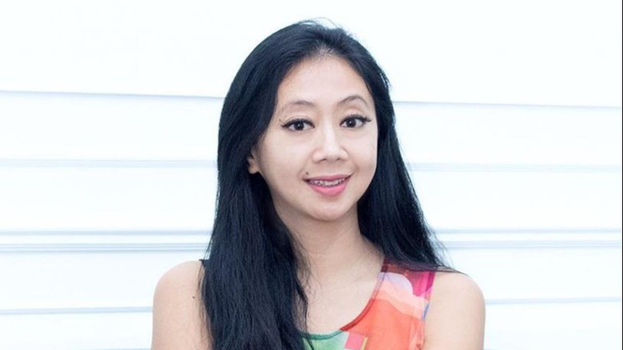 Asri Welas aktif sebagai penyiar radio bersama Nino Kayam di Delta FM.