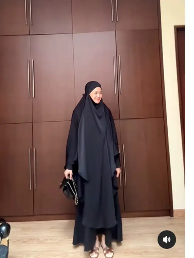 6 Potret Donna Harun Berhijab Syari Ini Bikin Pangling, Disebut Mirip Menantu