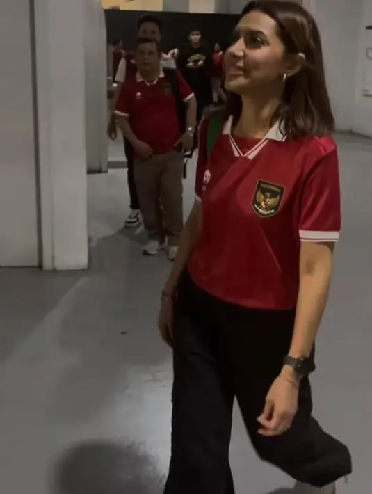 Hadir pula Najwa Shihab yang memadukan jersey Timnas Indonesia dengan celana kulot hitam. [Foto: Instagram].