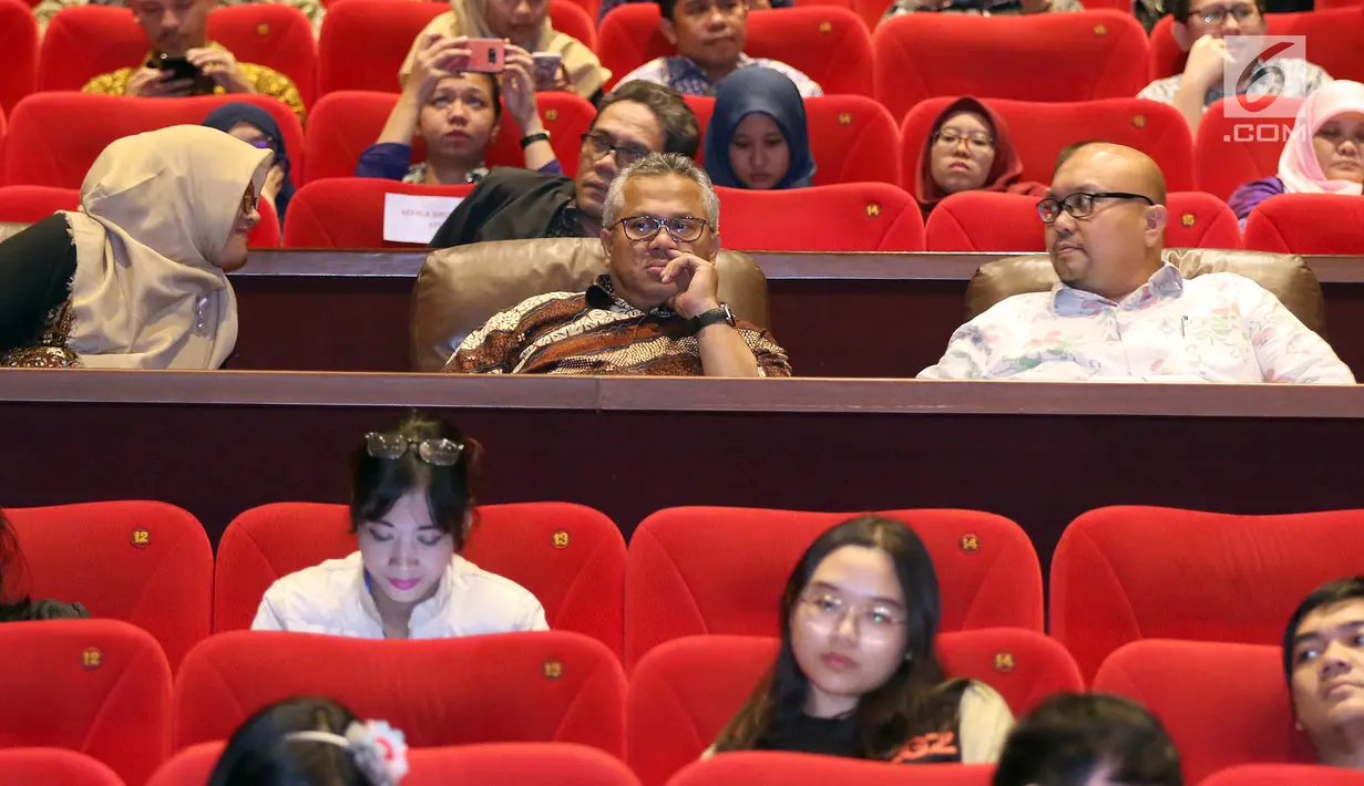 Ketua KPU Arief Budiman (tengah) bersama anggota KPU saat nobar film perdana, Suara April di Jakarta, Jumat (15/3). Film tersebut sebagai bentuk sosialisasi jelang Pilpres dan Pileg pada 17 Apri 2019. (Liputan6.com/Johan Tallo)
