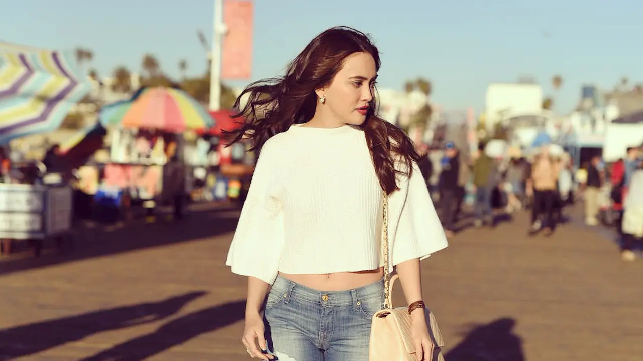 [Bintang] Bukan Anak Metal, Ini 5 Tips Kece Shandy Aulia Pakai Jeans Robek