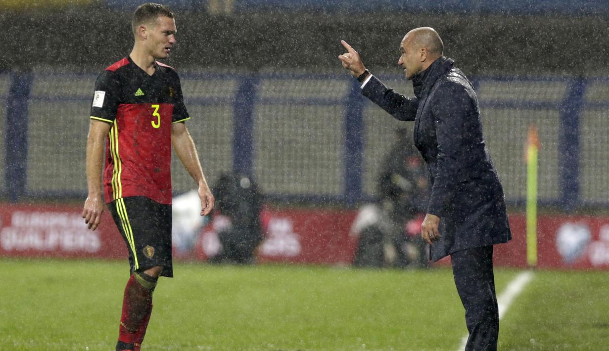 Pelatih Belgium, Roberto Martinez memberikan arahan kepada Thomas Vermaelen pada kualifikasi Piala Dunia 2018 grup H di Grbavica stadium, Sarajevo, Bosnia, (7/10/2017). Belgia menang 4-3. (AP/Amel Emric)