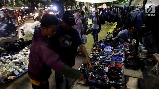 Malam Hari, PKL Kuasai Trotoar Sudirman Dekat Halte Benhil