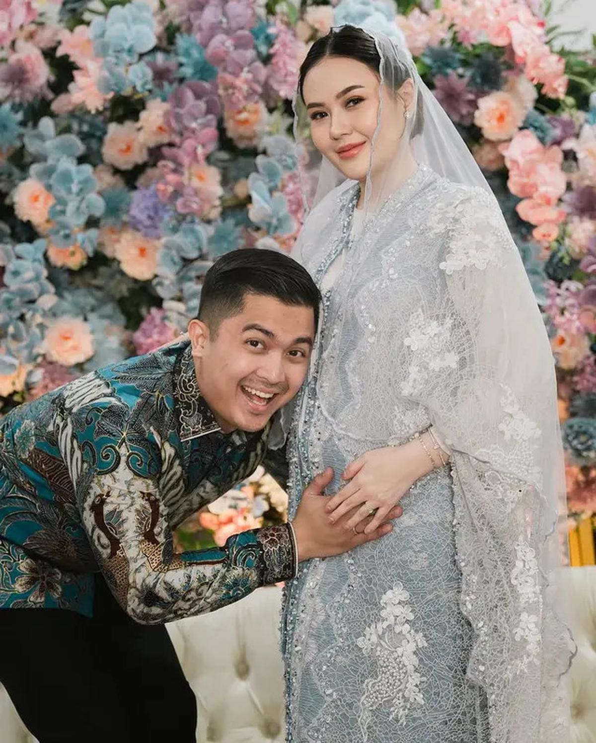 7 Potret Tasyakuran Kehamilan Sarah Gibson, Sempat Dua Kali Keguguran