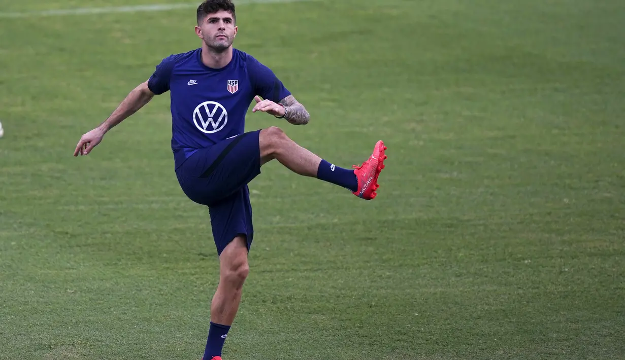 Gelandang Amerika Serikat, Christian Pulisic melakukan pemanasan selama sesi latihan di Kingston, Senin (15/11/2021). Amerika Serikat akan bertanding melawan Jamaika pada laga kualifikasi Piala Dunia 2022 pada hari Rabu (17/11) pagi. (AP Photo/Fernando Llano)