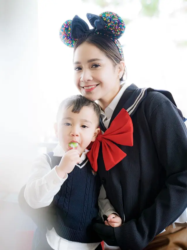 8 Gaya Modis Nagita Slavina Saat Momong Rayyanza yang Tak Pernah Gagal Tuai Pujian