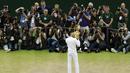 Selang satu tahun berikutnya pada 2015 Novak Djokovic lagi-lagi keluar sebagai juara Wimbledon. Ia kembali berhasil menumbangkan Roger Federer 7-6(1) 6-7(10) 6-4 6-3. (AFP/Jonthan Brady)