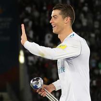 Gelandang Real Madrid, Luka Modric bersama Cristiano Ronaldo usai pertandingan melawan Gremio pada Piala Dunia Antarklub 2017 distadion Zayed Sports City,Abu Dhabi, Uni Emirat Arab, (16/12). Modric menjadi man of the match. (AFP Photo/Karim Sahib)