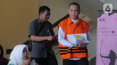 Jaksa anggota TP4D Kejaksaan Negeri Yogyakarta Eka Safitri (kanan) usai menjalani pemeriksaan di Gedung KPK, Jakarta, Selasa (17/12/2019). Eka diperiksa untuk melengkapi berkas terkait kasus suap lelang proyek pada Dinas PUPKP Kota Yogyakarta TA 2019. (merdeka.com/Dwi Narwoko)