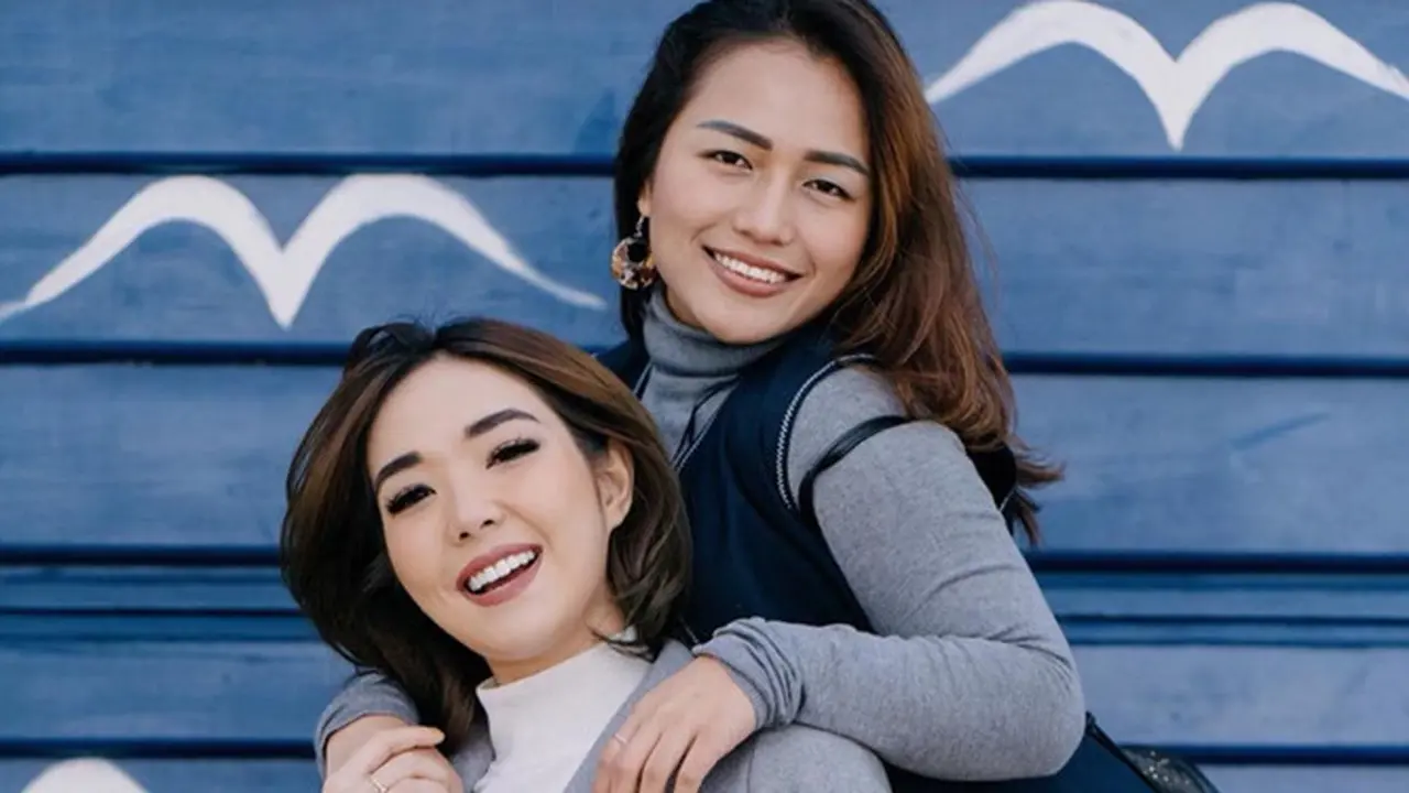 6 Potret Persahabatan Gisella Anastasia dan Sri Devi, Selalu Kompak
